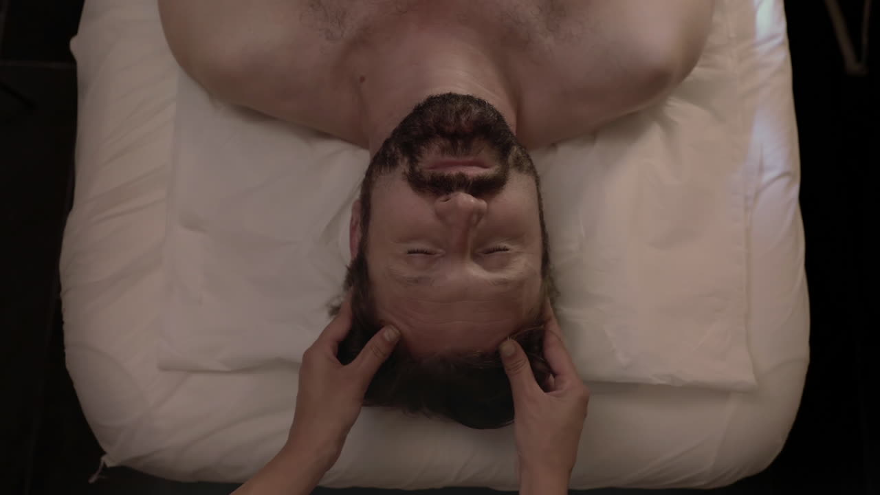 성인 남자가 스파 살롱에서 마사지를 즐기고 있습니다.