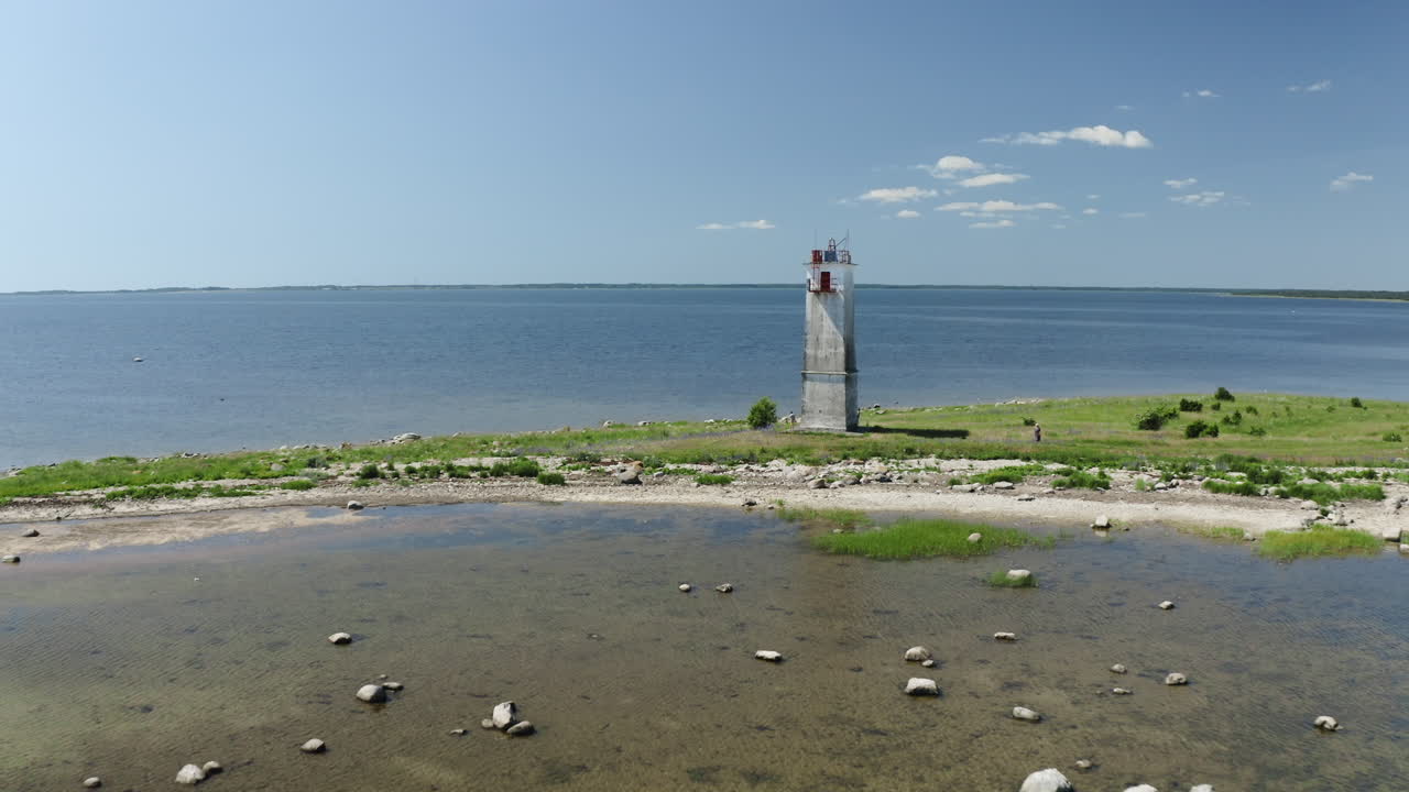 кинематографический кадр люди на белом маяке, камера пролетает через стаю птиц