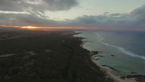 Volando-A-Lo-Largo-De-La-Costa-De-Mauricio-Al-Atardecer