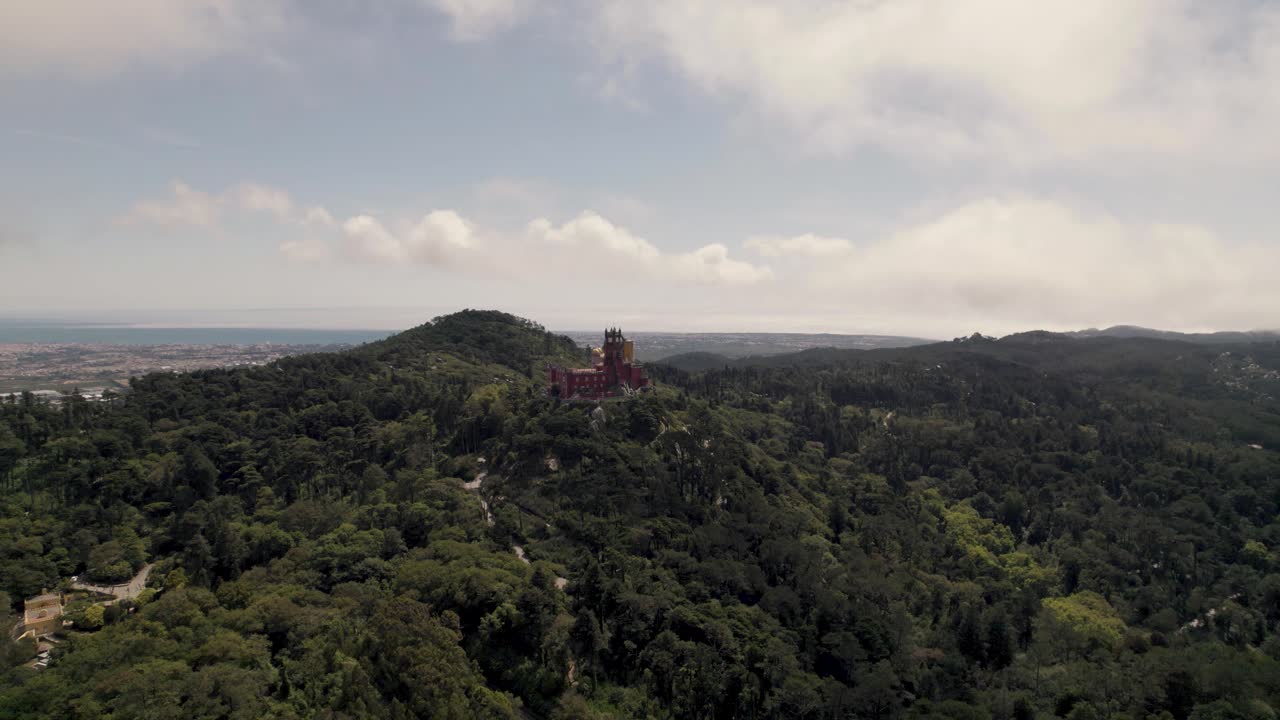una de las siete maravillas, el famoso y colorido palacio pena en sintra portugal, dolly aéreo en tiro