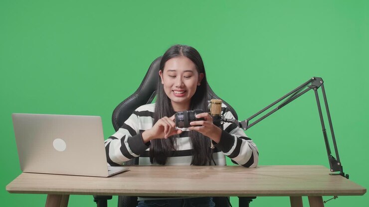 Vlogger donna che mostra una telecamera.