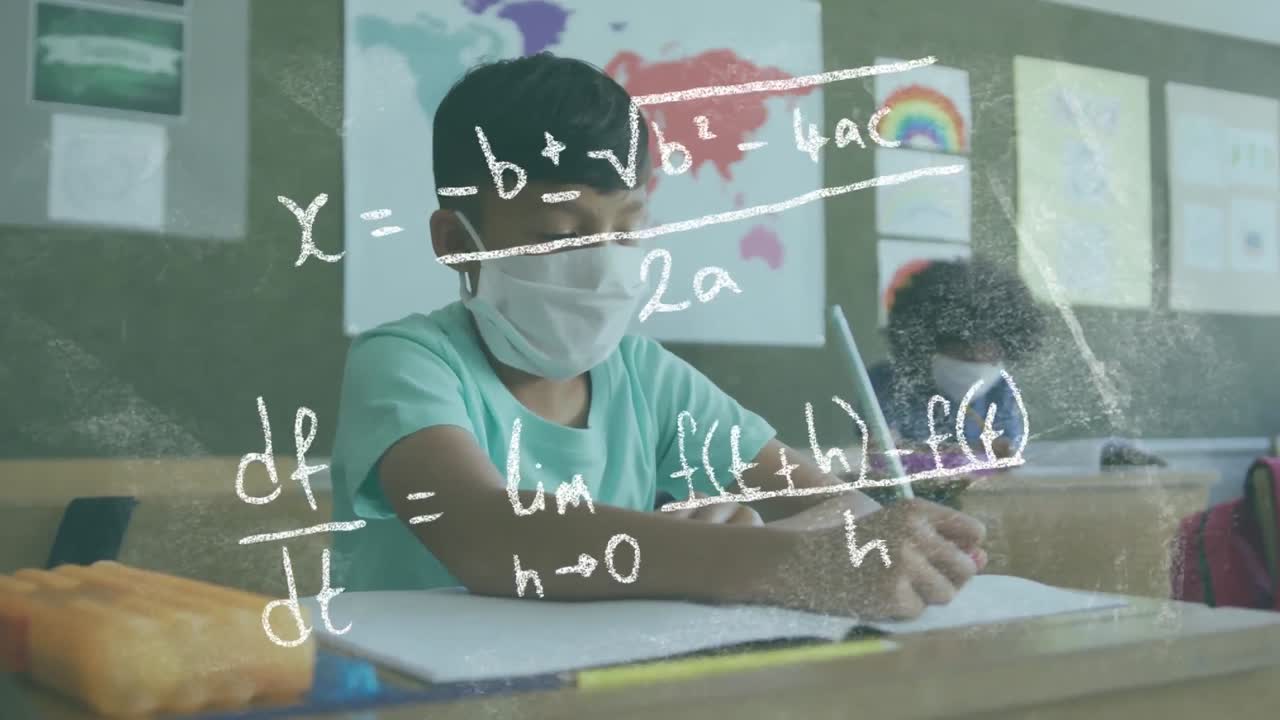 Animasi rumus matematika di atas siswa laki-laki bermasker yang sedang menulis di sekolah.