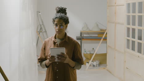 Woman-using-tablet-in-the-studio