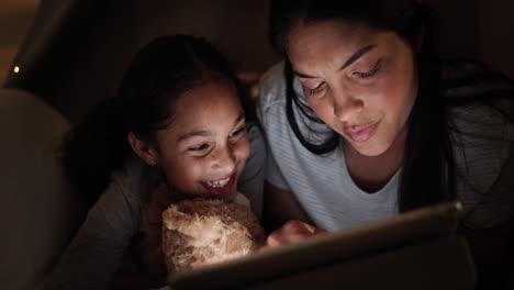 madre e hija disfrutando de un cuento para acostarse en una tableta