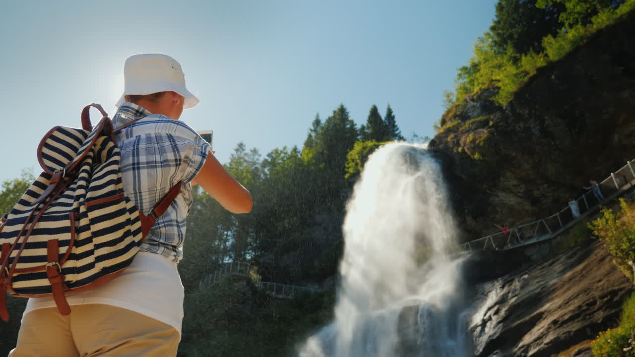 viajero toma fotos del majestuoso steinsdalsfossen es una cascada en el oeste de noruega 4k video