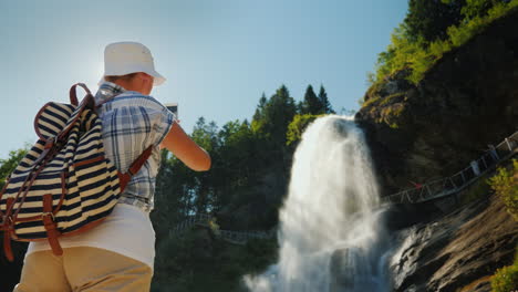 Reisender-Fotografiert-Den-Majestätischen-Steinsdalsfossen-Ist-Ein-Wasserfall-Im-Westen-Norwegens-4k-Video