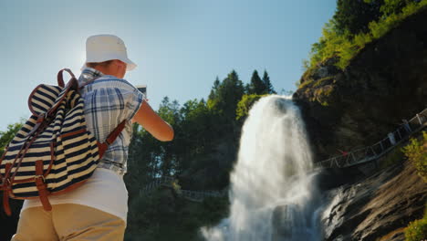 viajero toma fotos del majestuoso steinsdalsfossen es una cascada en el oeste de noruega 4k video