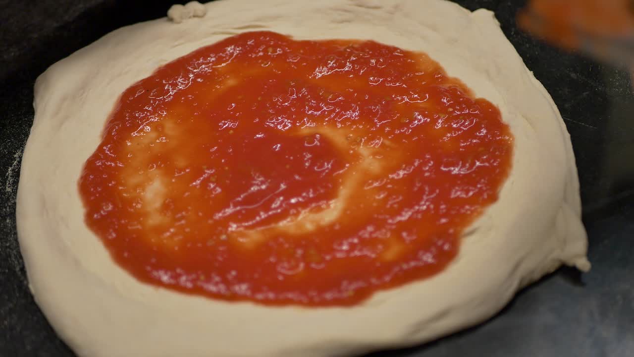 Making pizza margherita HD