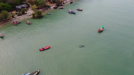 Paisaje-Aéreo-De-La-Bahía-Tropical-Llena-De-Coloridos-Barcos-De-Pesca-En-Tailandia