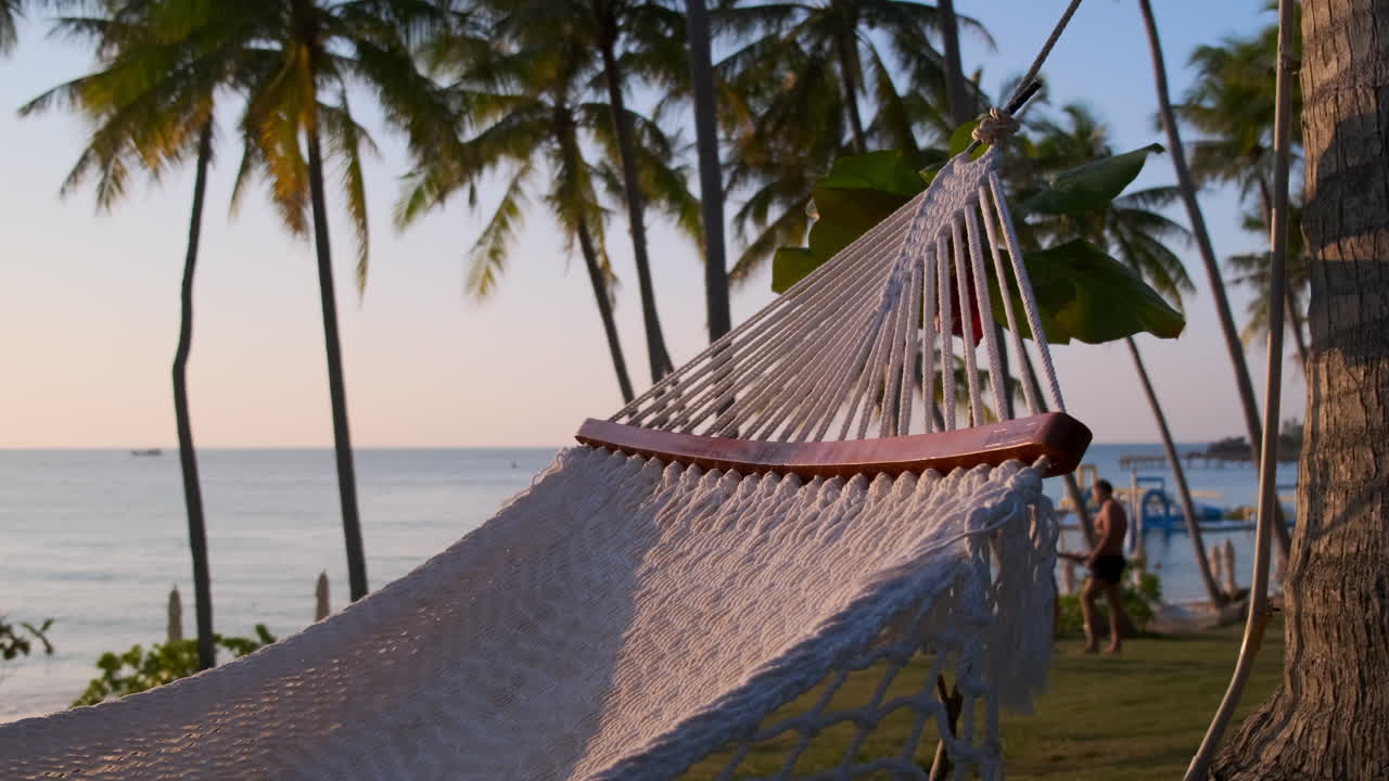 hamaca de playa tropical al atardecer