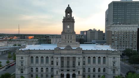 Palacio-De-Justicia-Del-Condado-De-Polk-En-El-Centro-De-Des-Moines,-Iowa-Durante-La-Puesta-De-Sol