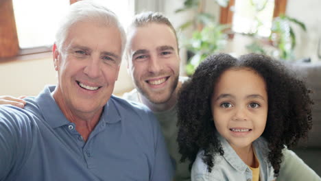 hombres, familia y selfie en el sofá con el niño