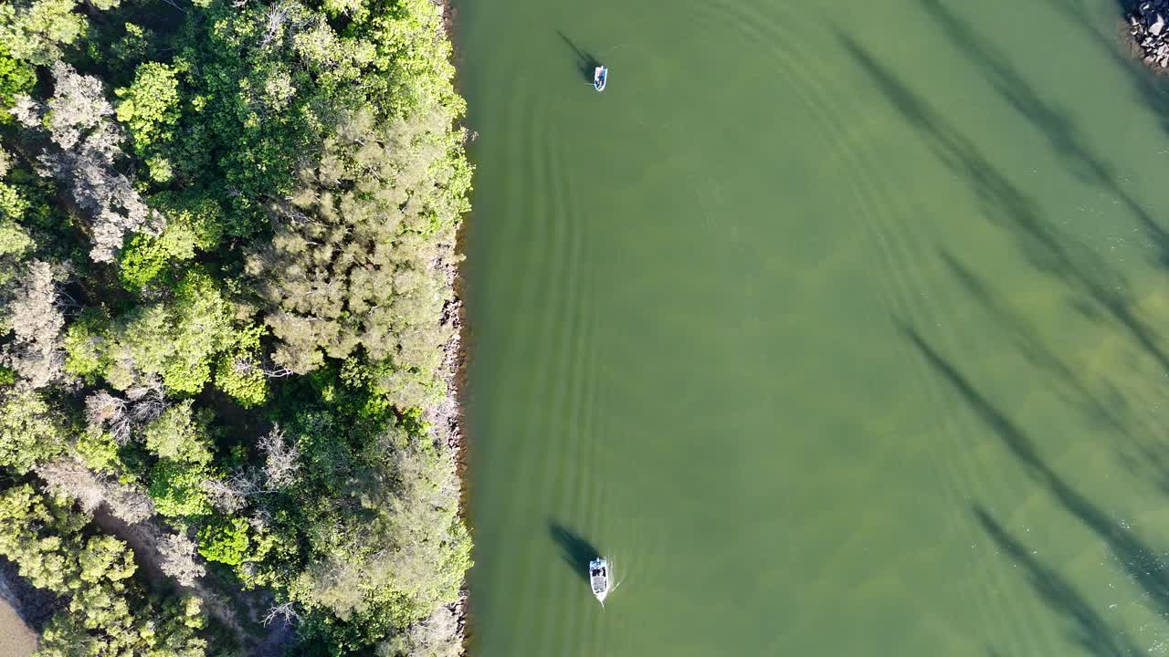 강 에 있는 배 들 의 공중 사진