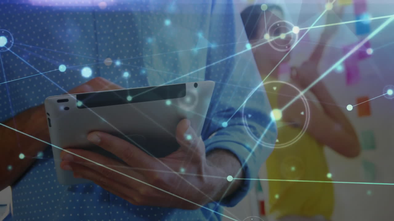 tableta, persona con conexiones a la red y animación de procesamiento de datos más