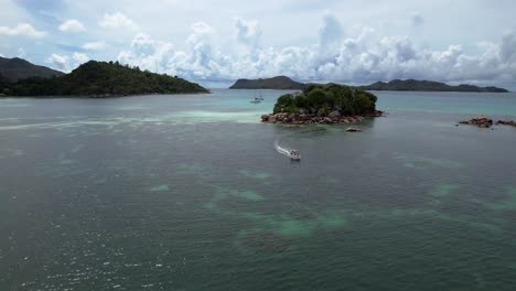 Luftaufnahme-Des-Bootsfahrens-In-Der-Bucht-Vor-Der-Insel-Praslin,-Seychellen