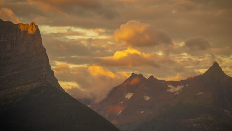 Lapso-De-Tiempo,-Picos-Altos-Y-Nubes-En-El-Paisaje-Montañoso-A-La-Luz-Del-Sol,-Parque-Nacional-De-Los-Glaciares,-Montana,-Ee.uu.