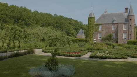 Schwenk-über-Den-Wunderschönen-Schlossgarten-Mit-Schloss-Zuylen-Im-Hintergrund