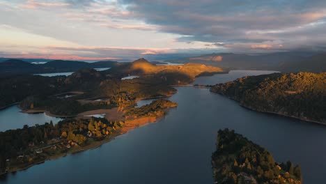 Hermosa-Puesta-De-Sol-Sobre-Los-Canales-De-La-Patagonia,-Vista-Aérea-Del-Carro