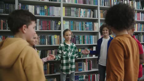 niños multinacionales juegan un juego entretenido en la biblioteca