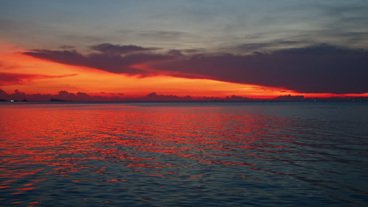 Hermosa puesta de sol sobre el mar