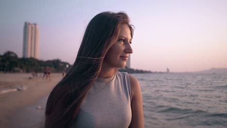 Glückliche-Dame-Im-Kleid-Spaziert-Am-Strand-In-Zeitlupe-Am-Meer-Entlang