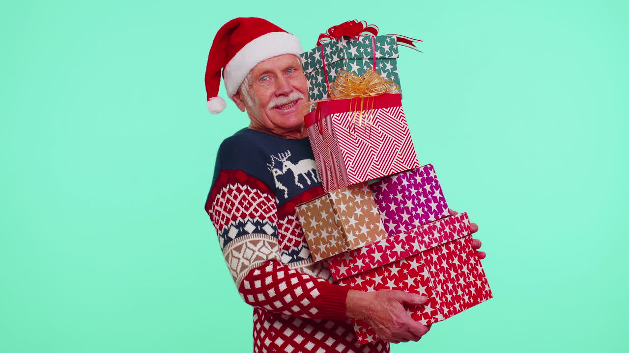크리스마스 스웨터를 입은 성숙한 할아버지 남자가 많은 선물 상자를 들고 새해 선물 쇼핑 판매