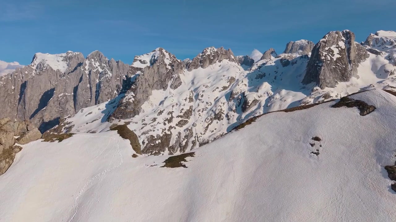 Incredibile video con drone di Maja e Vajushës coperta di neve nell'Albania settentrionale