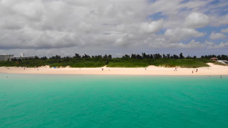 Toma-Aérea-De-La-Playa-Tropical-Maehama,-Miyakojima