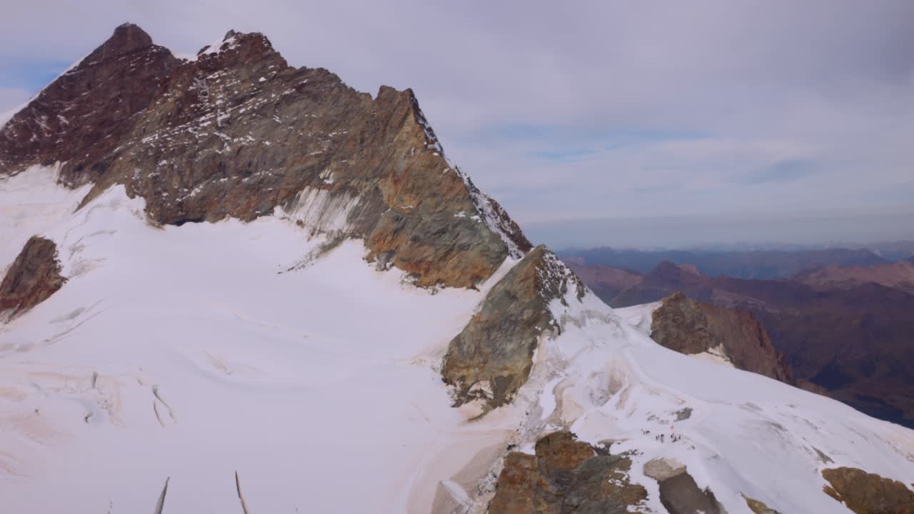 fotografía estática de la belleza de un pico de montaña en lauterbrunnen, suiza
