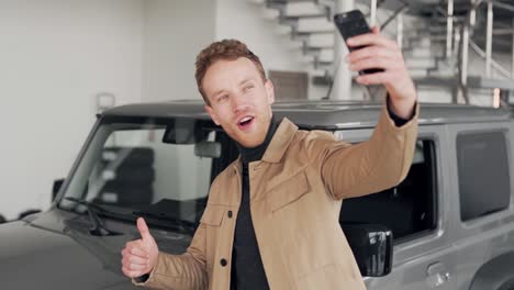 Glücklicher-Junger-Mann,-Der-Ein-Selfie-In-Der-Nähe-Seines-Neuen-Autos-Macht