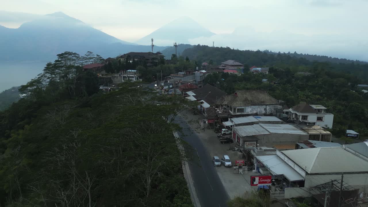 la antena sigue a los coches en el camino de la cima del acantilado en el monte batur en bali