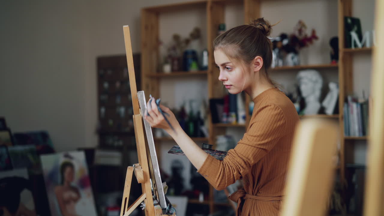 женщина рисует в художественной студии