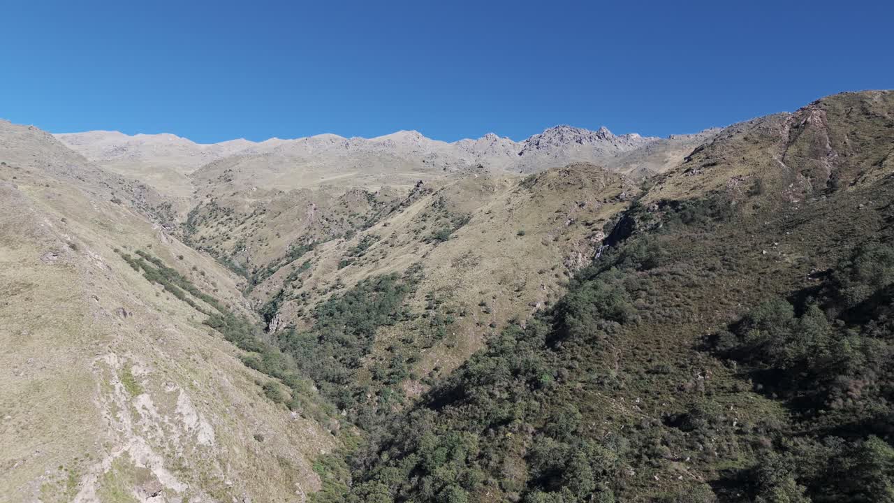 volar sobre colinas y montañas cerca de la cascada "los alisos" en tafí del valle, tucumán, argentina en un día soleado y despejado