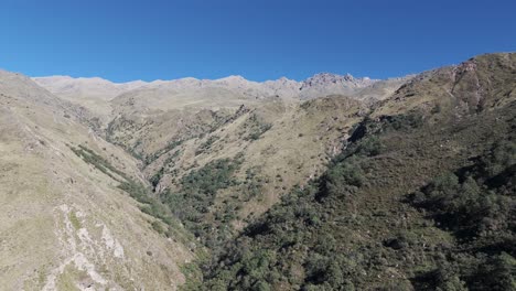 Vuela-Sobre-Colinas-Y-Montañas-Cerca-De-La-Cascada-&quot;los-Alisos&quot;-En-Tafí-Del-Valle,-Tucumán,-Argentina-En-Un-Día-Soleado-De-Cielo-Despejado