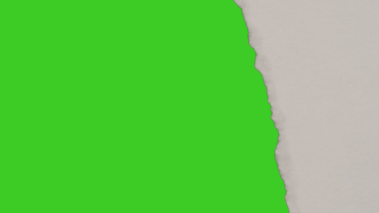 종이 스트립이 어지고 있는 가까운 녹색 스크린 배경 아래 7