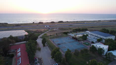 Niños-Jugando-En-Una-Cancha-De-Baloncesto-Junto-Al-Mar-Al-Atardecer---Tiro-De-Paralaje