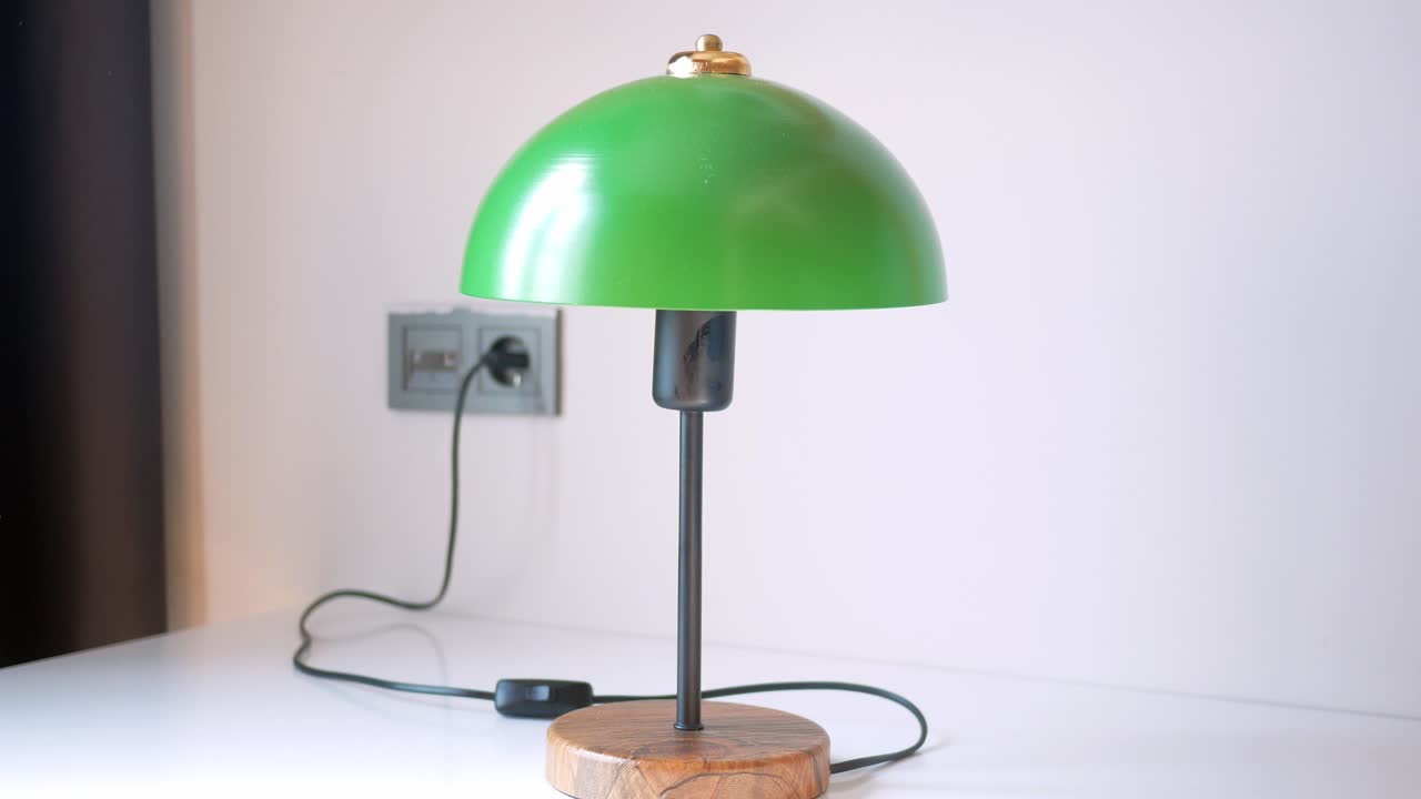 lámpara de mesa verde con base de madera