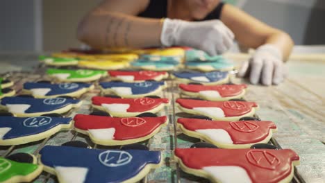 Mujer-Decora-Galletas-Caseras-En-Forma-De-Vehículo-Con-Azúcar-Glas