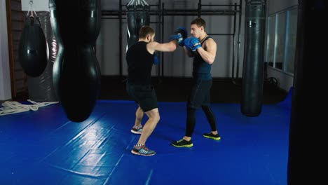 un joven boxeador practica golpes en un saco de boxeo 6