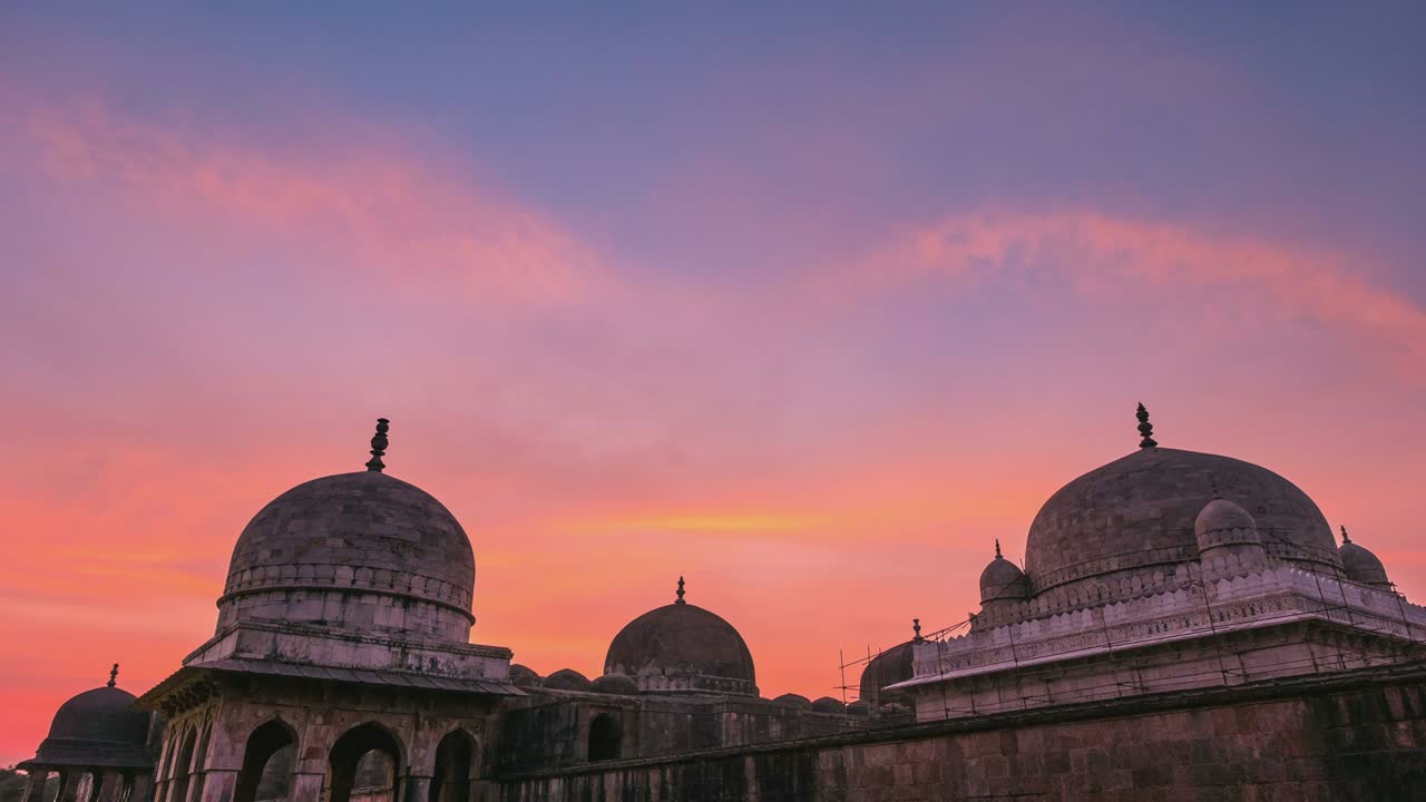 el lapso de tiempo mandu india, ruinas afganas del reino islámico, monumento de la mezquita y tumba musulmana. cielo colorido al amanecer.
