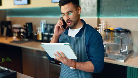 hombre, llamada telefónica y tableta para comunicación en cafetería
