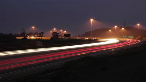lapso nocturno de tráfico en la autopista
