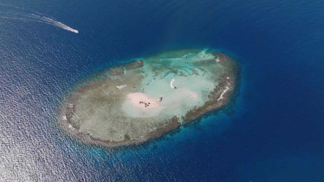 ドミニカ共和国のカヨ・アリーナ。サンゴ礁と青い海水に囲まれたサンゴ礁の島の空撮。