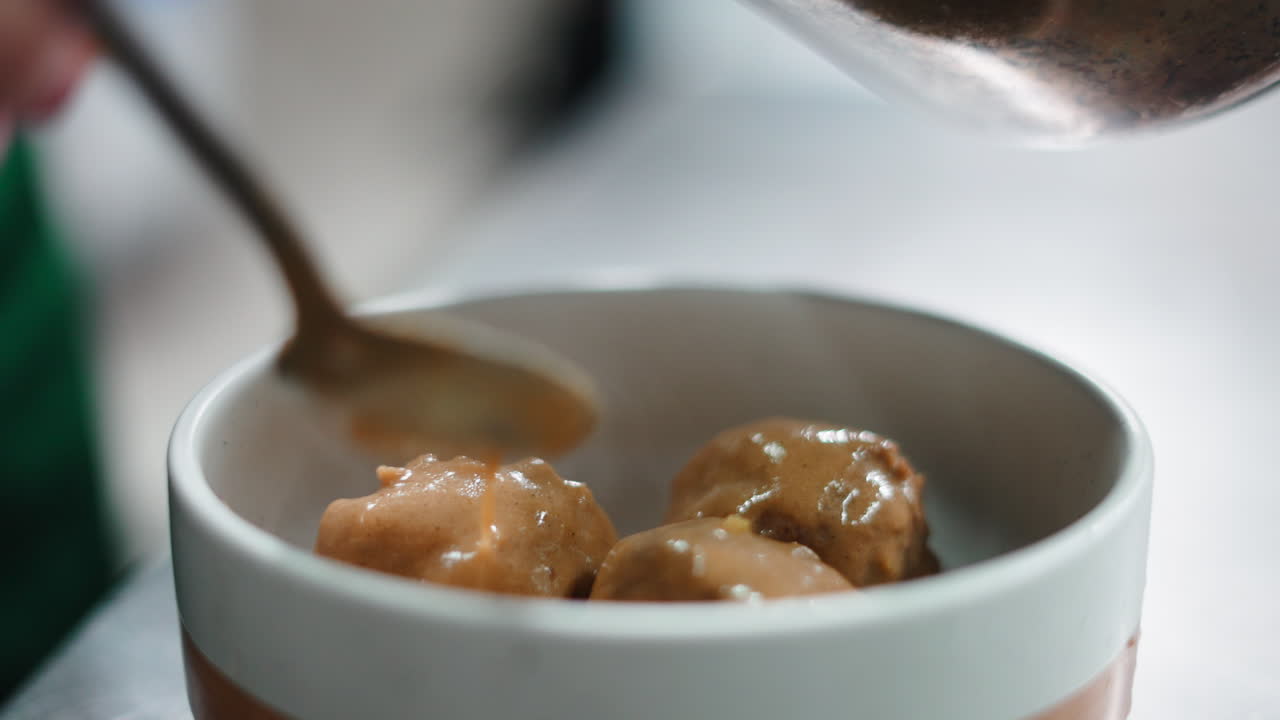 소스와 함께 된 고기 어리