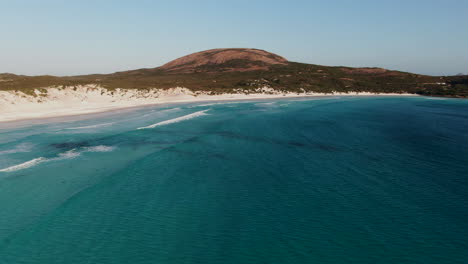Grandes-Olas-En-Una-Hermosa-Playa-Vacía-En-La-Bahía-De-Wharton-En-Australia-En-Un-Día-Soleado