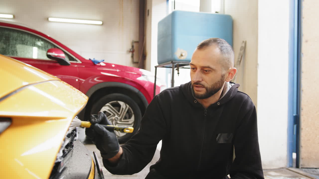 차고에서 자동차 세부 사항