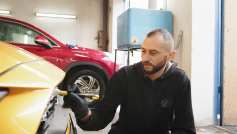 detalles de automóviles en un garaje