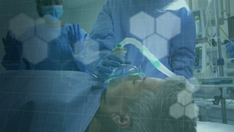 animación de hexágonos parpadeantes sobre el cirujano dando máscara a una paciente de edad avanzada en la mesa de operaciones
