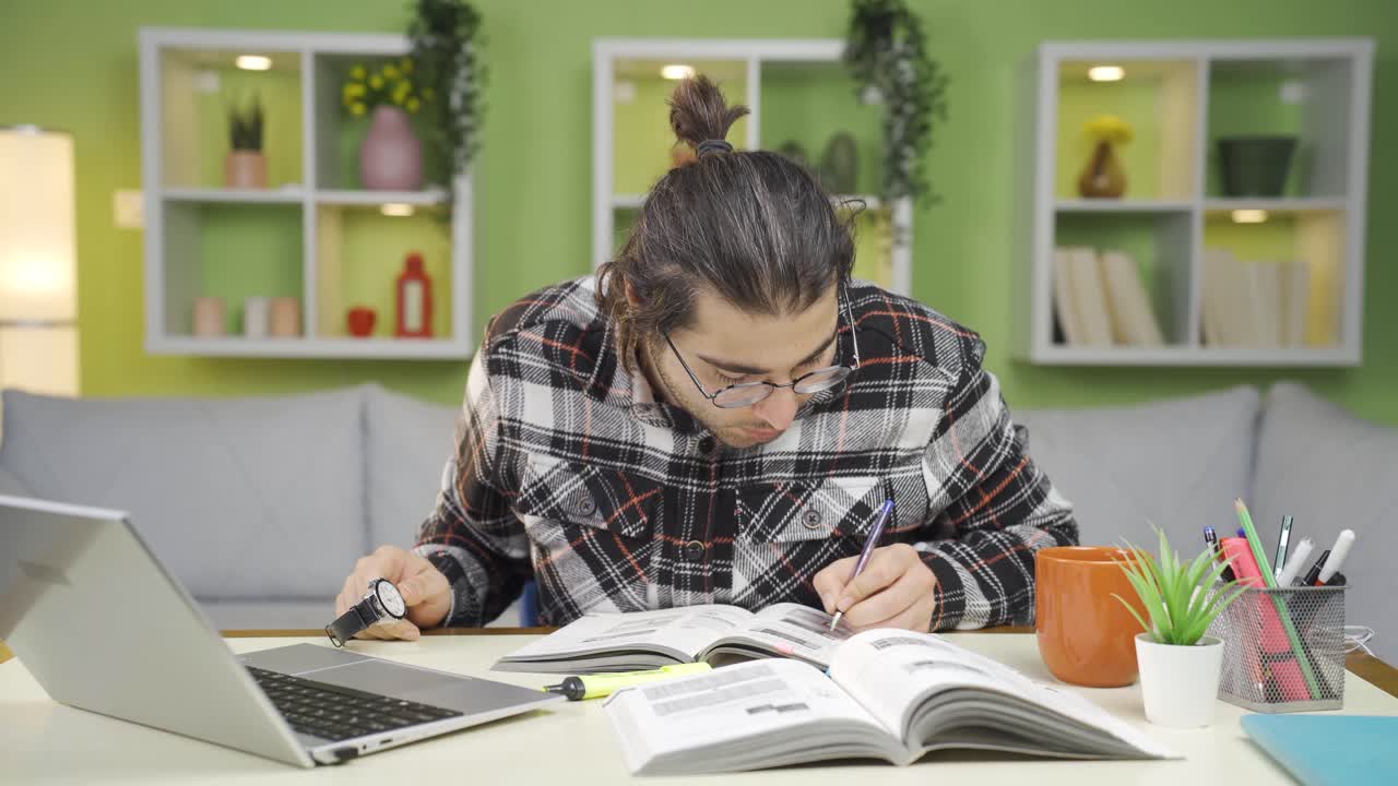 estudiante universitario ocupado tratando de terminar la tarea rápidamente.