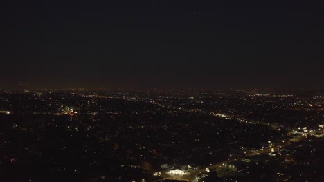 Increíble-Antena-Nocturna-De-Explosiones-De-Fuegos-Artificiales-En-La-Gran-Ciudad